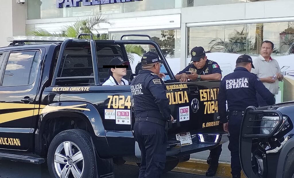 Detienen a cuatro hombres tras pelearse por presunta compra-venta de drogas en la Macro Plaza de Mérida, Yucatán.