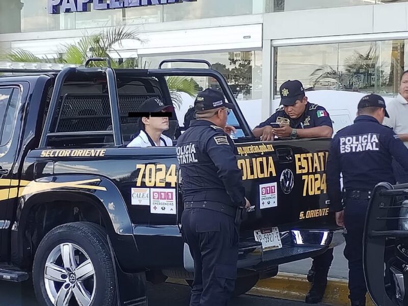 Detienen a cuatro hombres tras pelearse por presunta compra-venta de drogas en la Macro Plaza de Mérida, Yucatán.