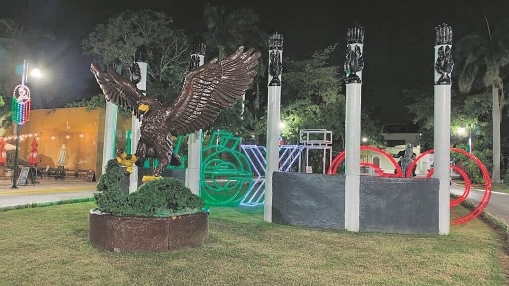 Más de 150 adornos patrios iluminan Paseo de Montejo