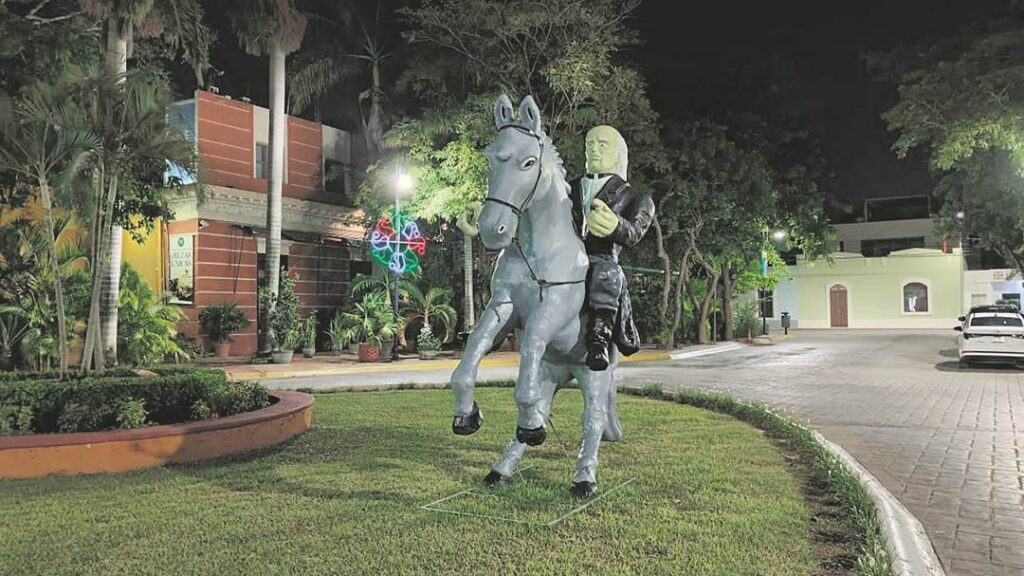Más de 150 adornos patrios iluminan Paseo de Montejo
