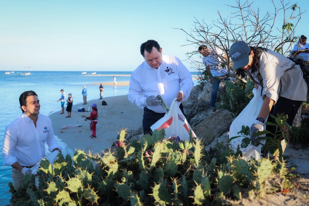 Díaz Mena encabeza limpieza de playas de Yucatán