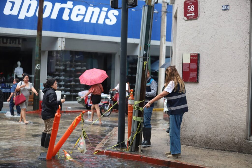 Cecilia Patrón verifica calles del Centro tras la lluvia y apagón