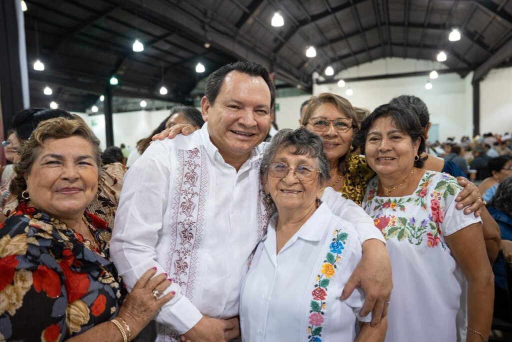Renacimiento Maya rinde homenaje a maestros jubilados