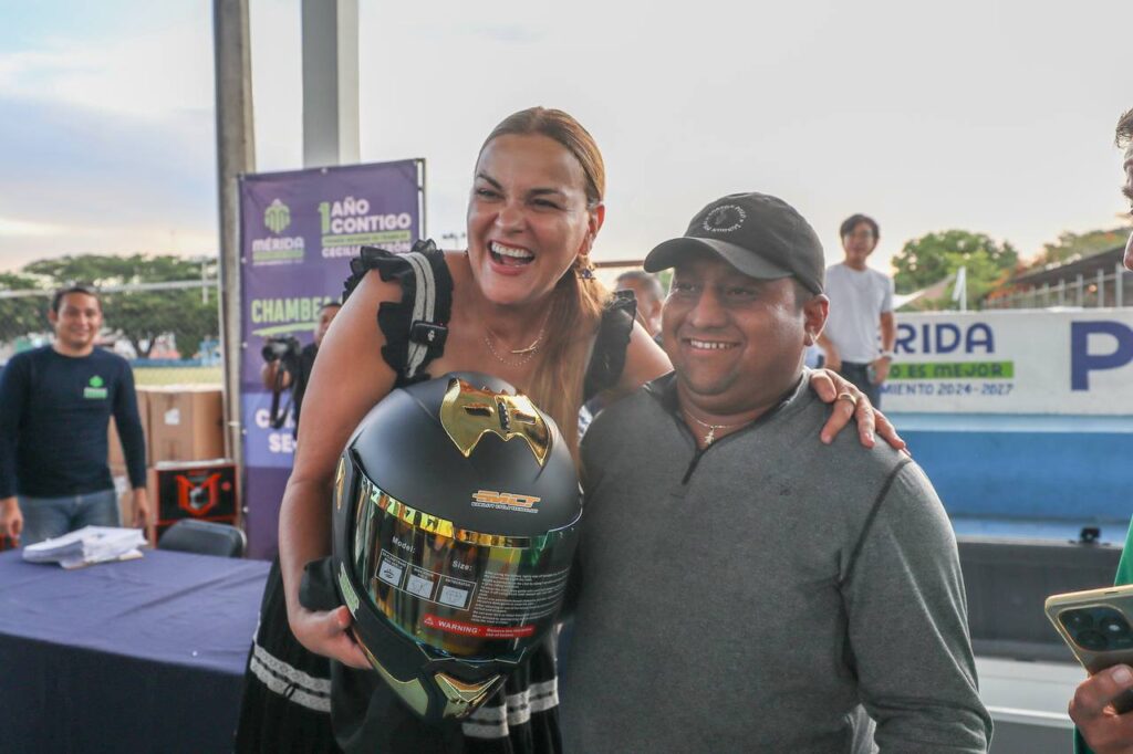 "Chambea Seguro" entrega 130 cascos gratuitos a motociclistas en Mérida