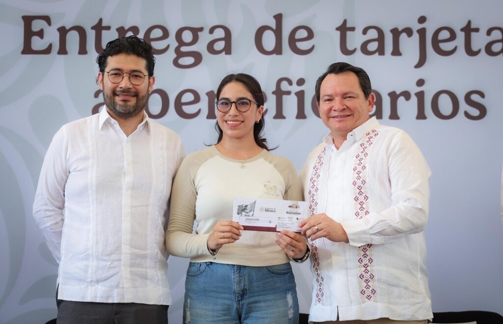 Entregan tarjetas del programa Jóvenes Construyendo el Futuro en Yucatán