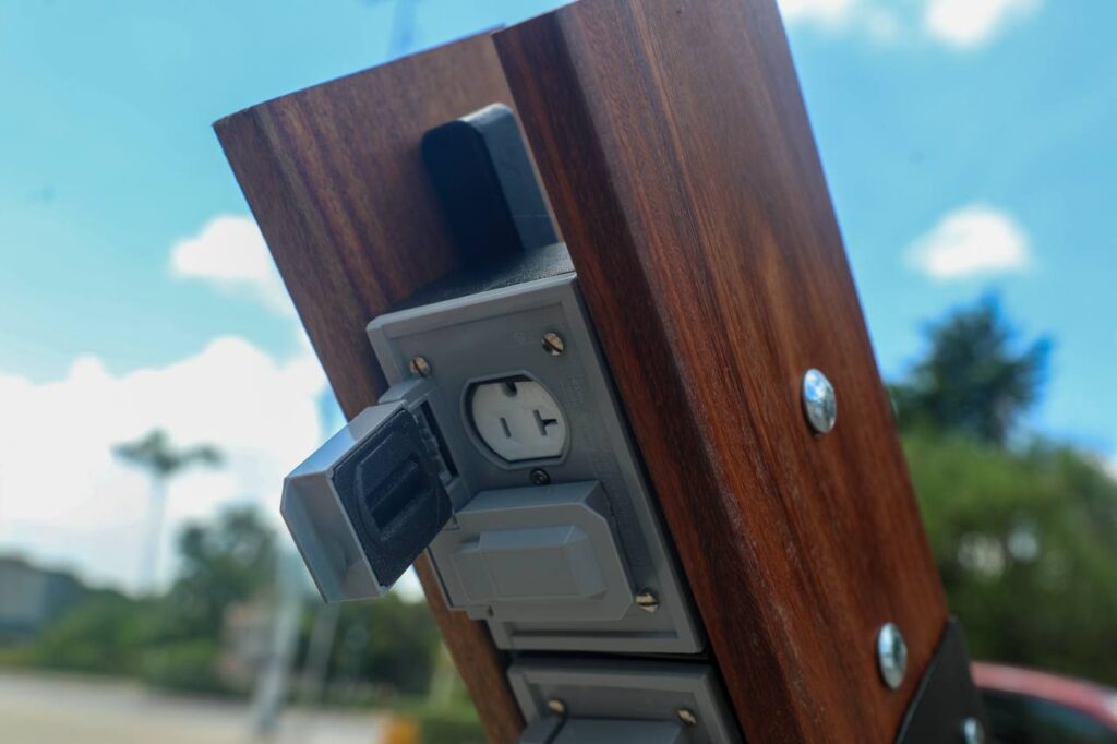 Ayuntamiento instala tótems eléctricos en el Parque de las Américas