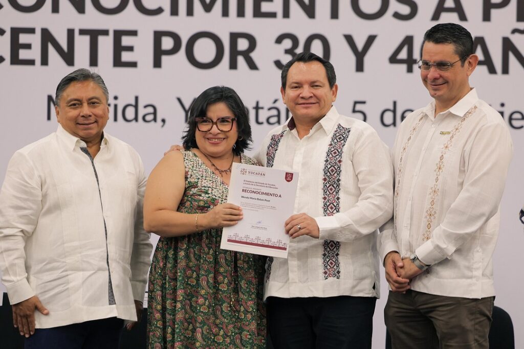 Díaz Mena anuncia aguinaldo adicional para docentes de Yucatán