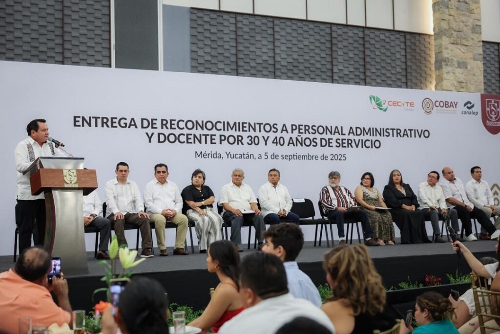 Díaz Mena anuncia aguinaldo adicional para docentes de Yucatán