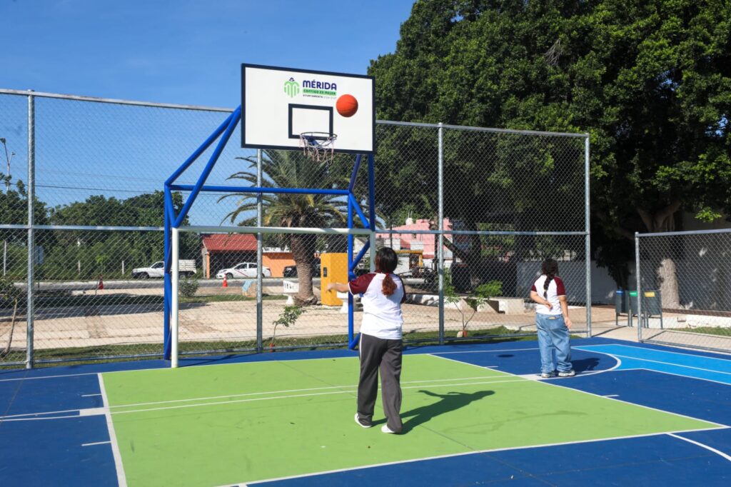 Entregan rehabilitación del parque de la colonia María Luisa en Mérida