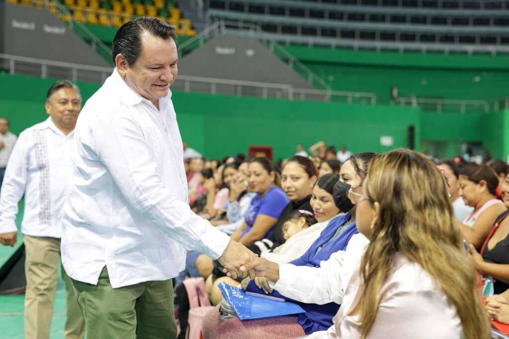 Gobierno entrega tarjetas "Mujeres Renacimiento"