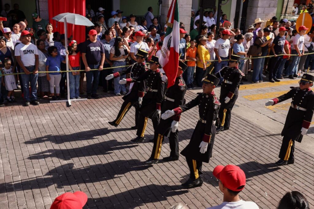 Desfile cívico-militar reúne a más de 2,700 estudiantes en Mérida
