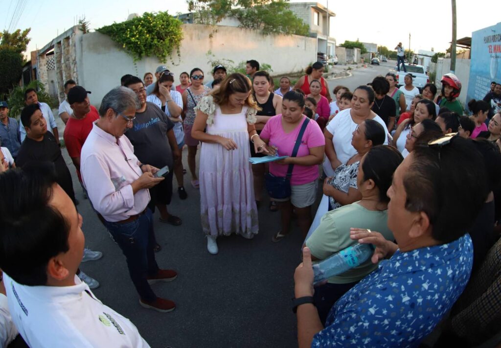 Cecilia Patrón atiende peticiones en Bicentenario Mérida