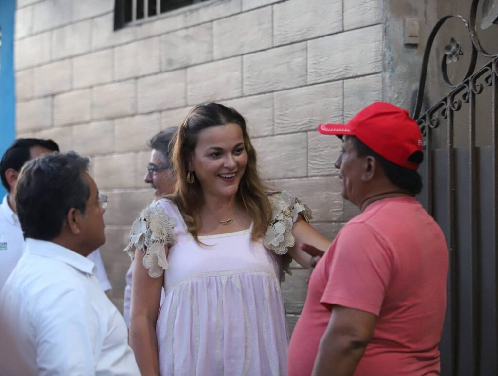 Cecilia Patrón atiende peticiones en Bicentenario Mérida