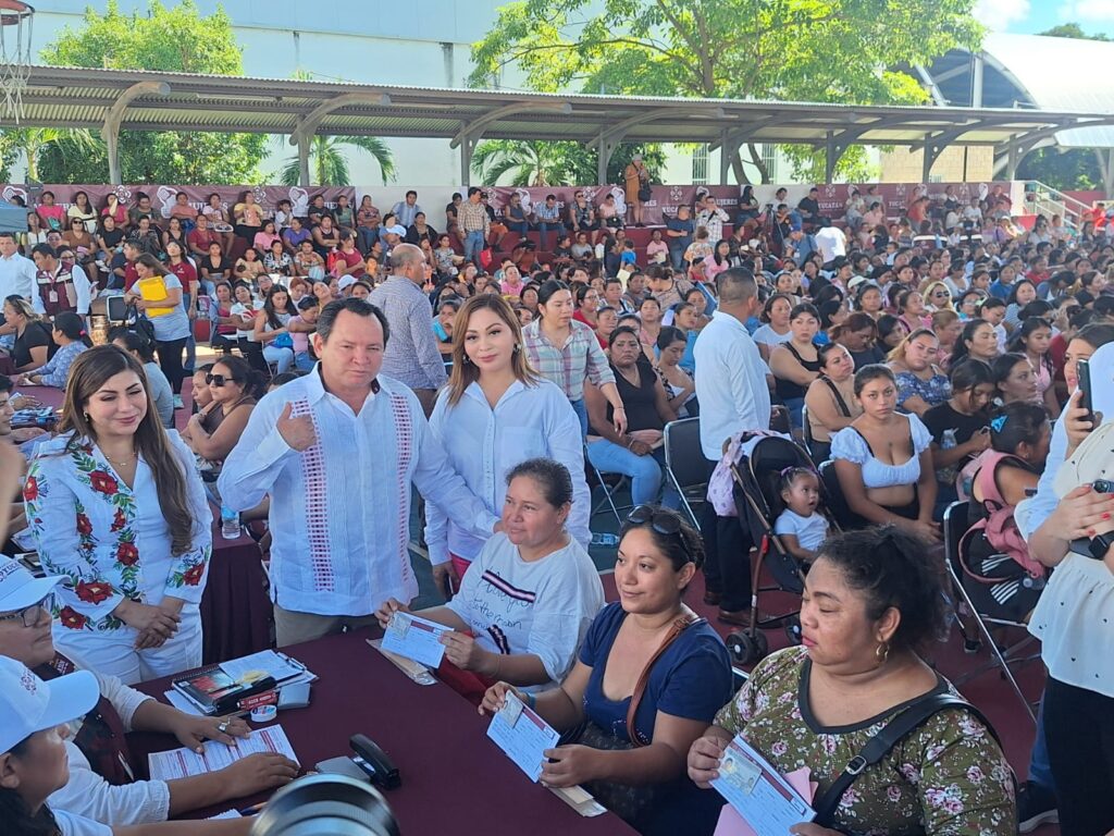 Madres de Yucatán recibirán $2,500; Gobernador entrega tarjeta Elvia Carrillo