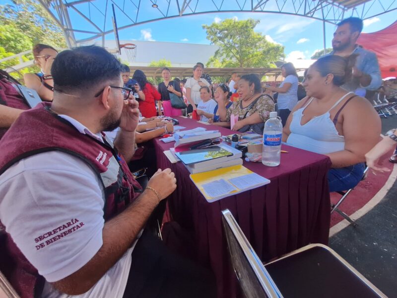 Madres de Yucatán recibirán $2,500; Gobernador entrega tarjeta Elvia Carrillo