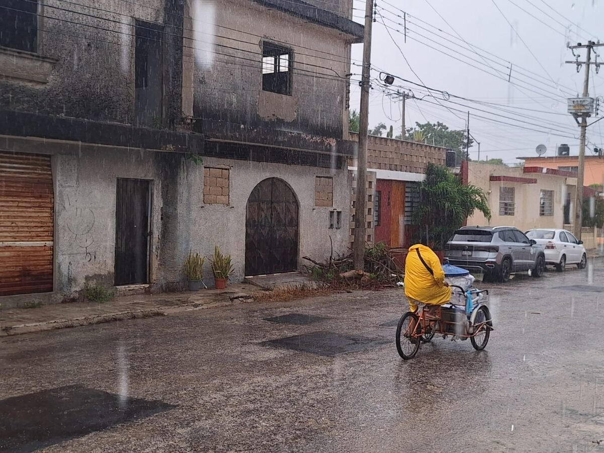 Apagón paraliza Yucatán con calles inundadas, comercios cerrados e incomunicación