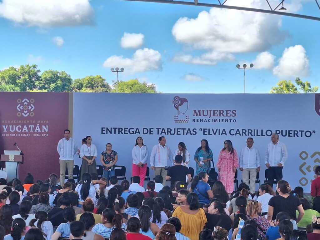 Madres de Yucatán recibirán $2,500; Gobernador entrega tarjeta Elvia Carrillo
