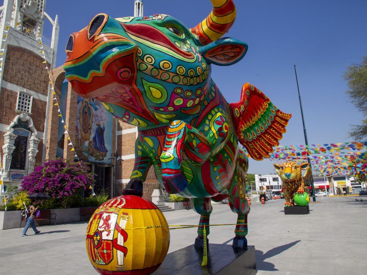 Alebrijes gigantes llenan de color a Monterrey rumbo al Mundial