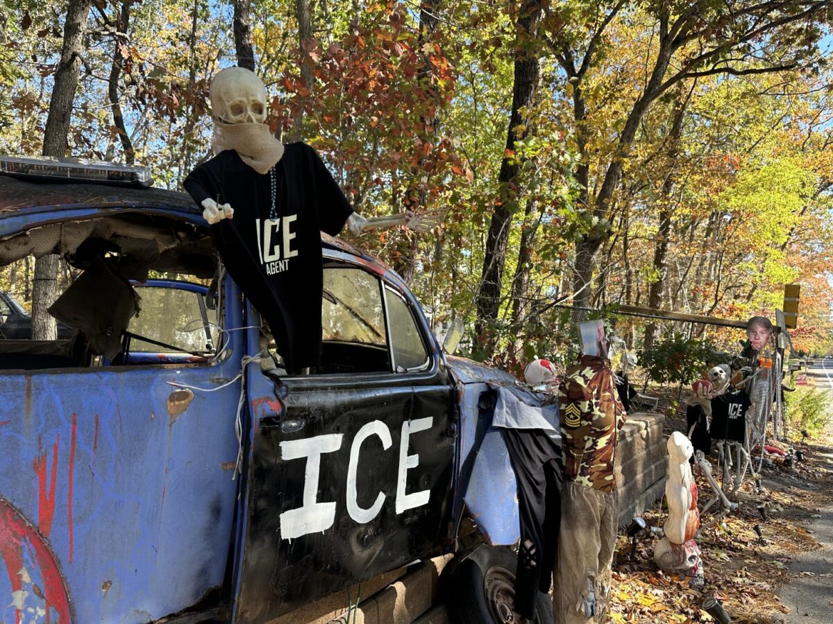 Casa en NJ decorada con temática de ICE causa polémica en Halloween