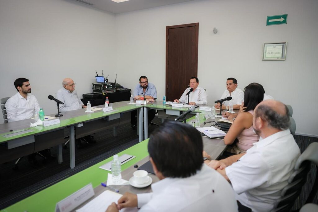 Díaz Mena dialoga con hoteleros de Montejo para mejorar la movilidad y el turismo