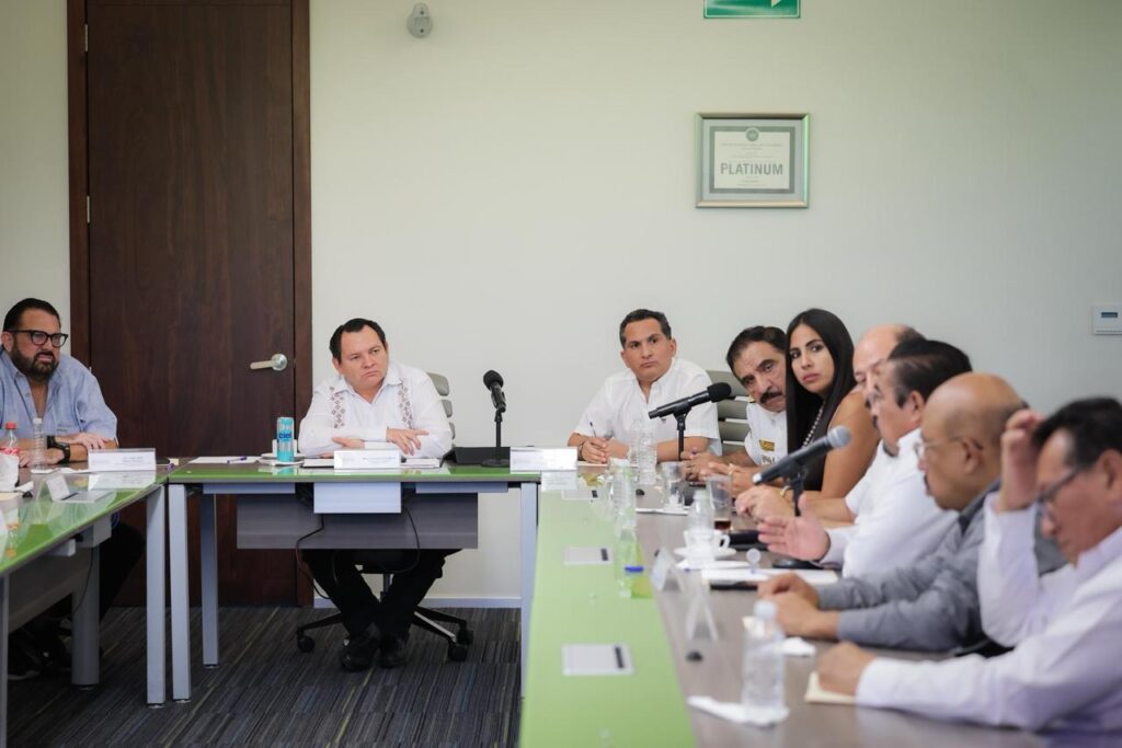 Díaz Mena dialoga con hoteleros de Montejo para mejorar la movilidad y el turismo