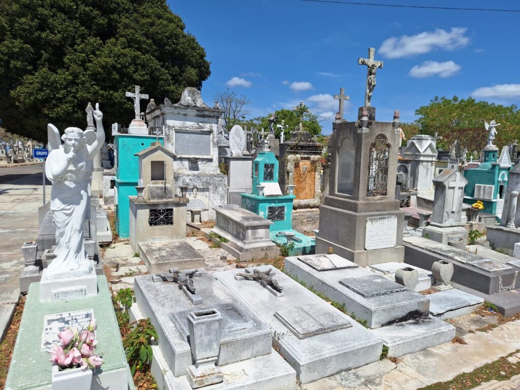 El Cementerio General, cada vez más solo en los días de muertos