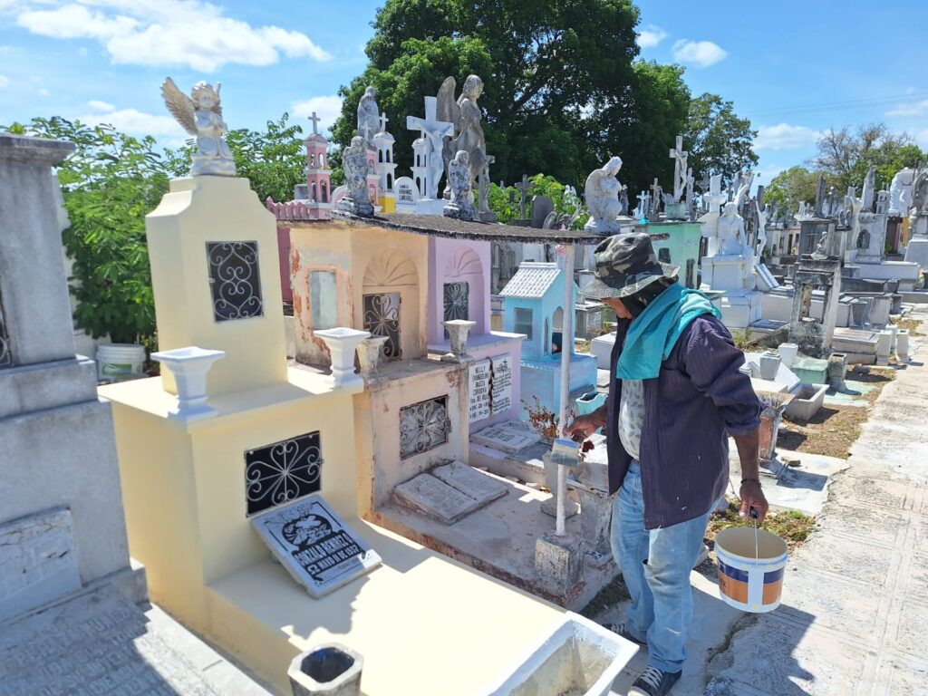 El Cementerio General, cada vez más solo en los días de muertos