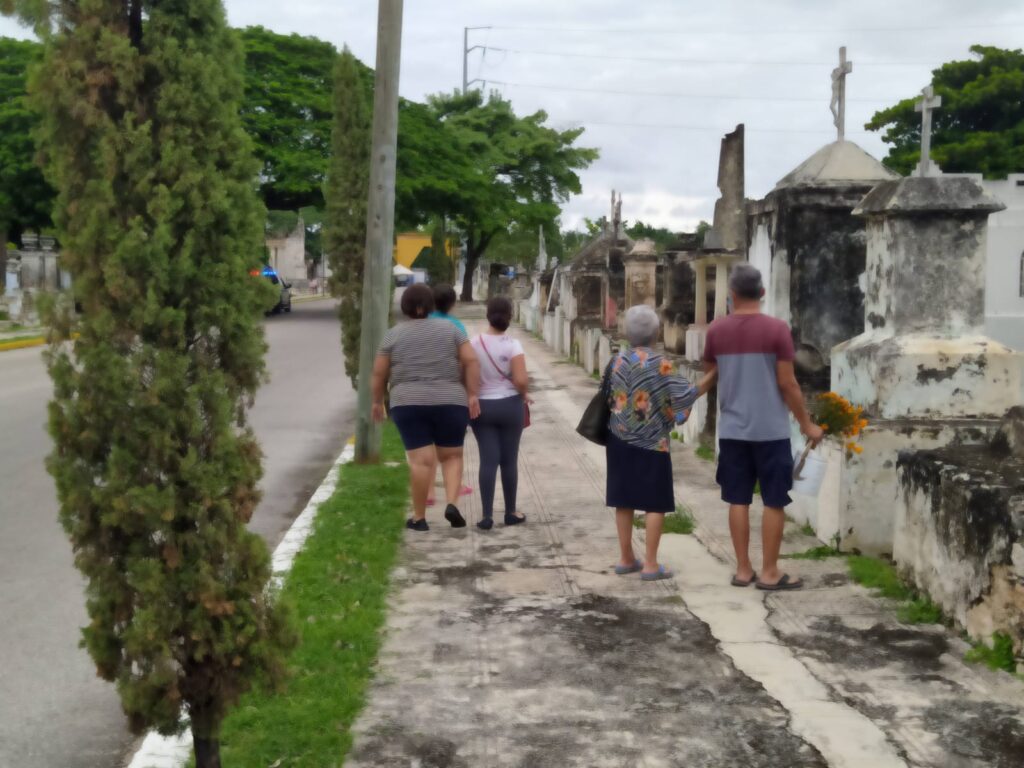 El Cementerio General, cada vez más solo en los días de muertos