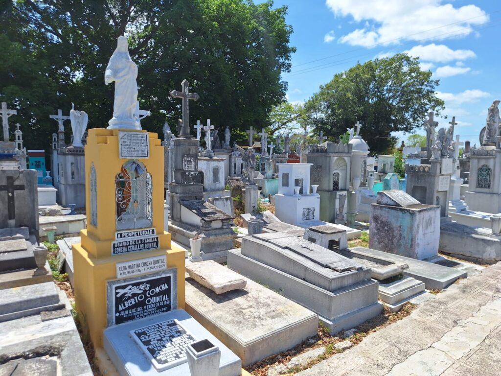 El Cementerio General, cada vez más solo en los días de muertos