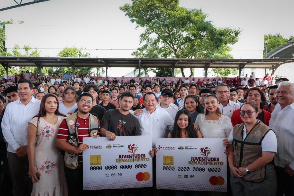 Entrega de tarjetas “Becas Renacimiento” a jóvenes universitarios