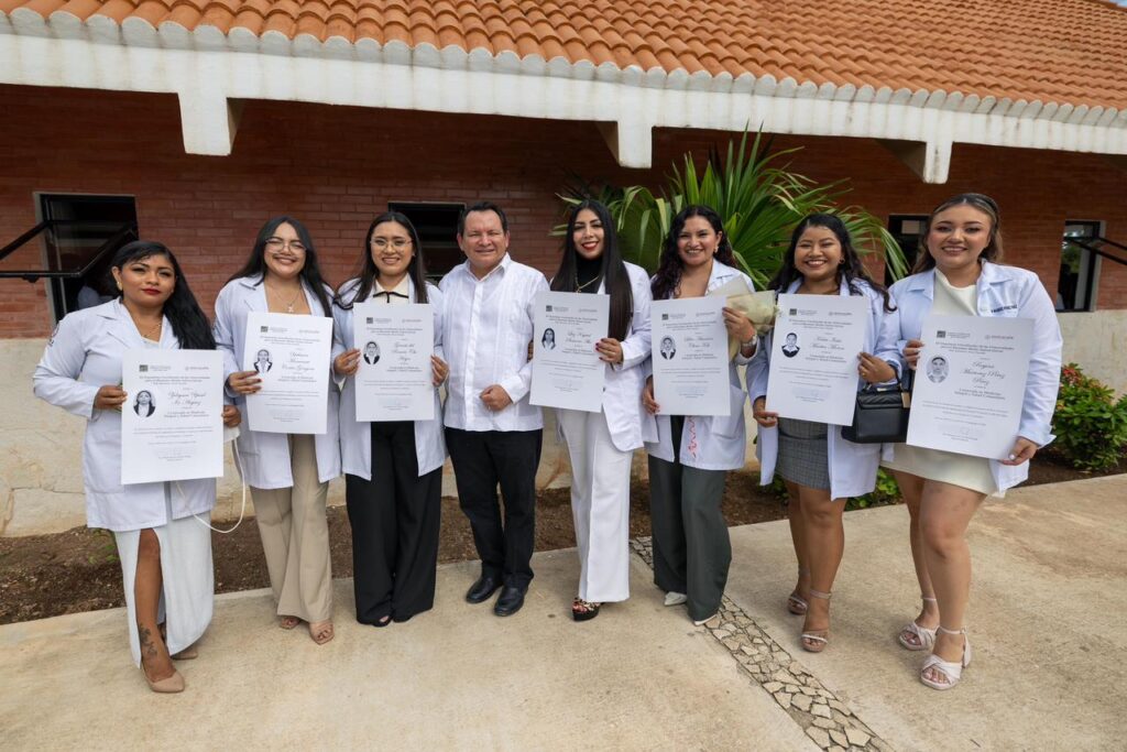 Egresa primera generación médicos comunitarios en Ticul