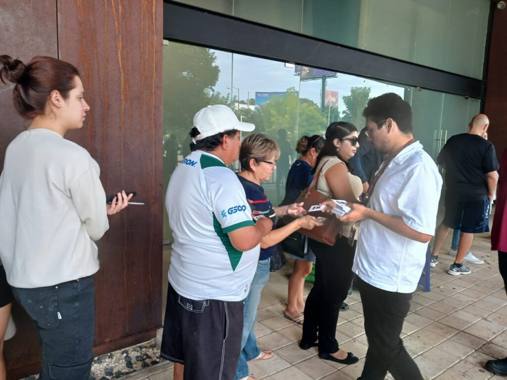 Hacen fila desde la madrugada por boletos de conciertos en la Feria de Xmatkuil