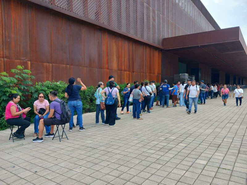Hacen fila desde la madrugada por boletos de conciertos en la Feria de Xmatkuil