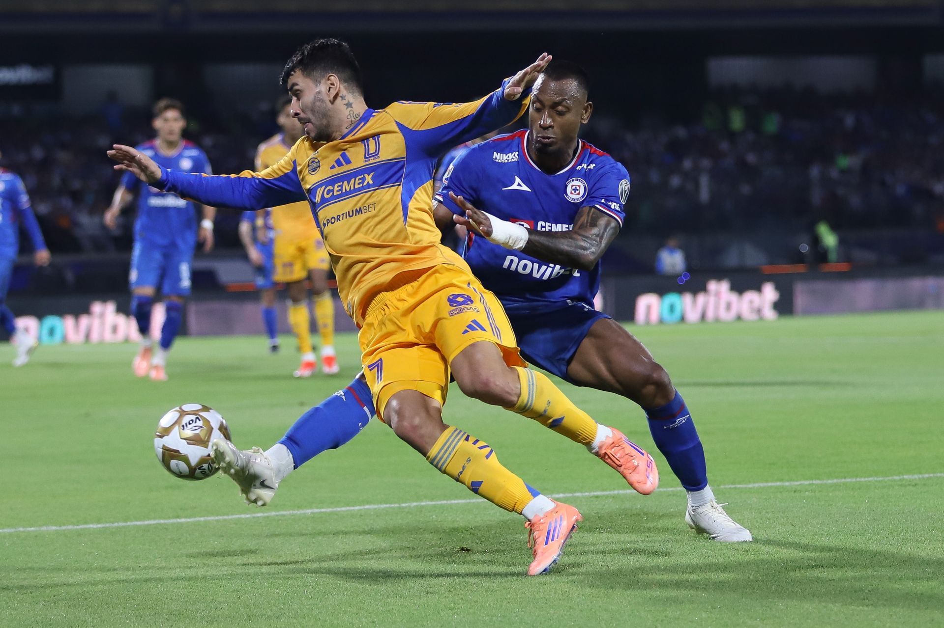 Cruz Azul y Tigres empatan en semifinal del Apertura 2025 - Diario 24 ...