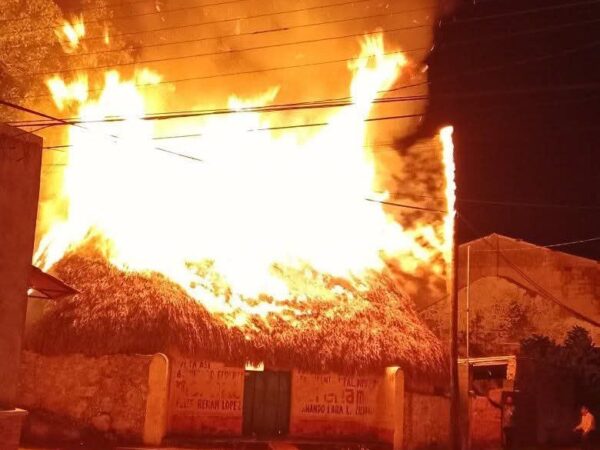 Incendio consume vivienda en Buctzotz durante la madrugada de Navidad