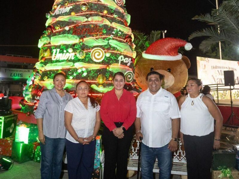Umán celebra el inicio de las fiestas decembrinas con encendido de Árbol
