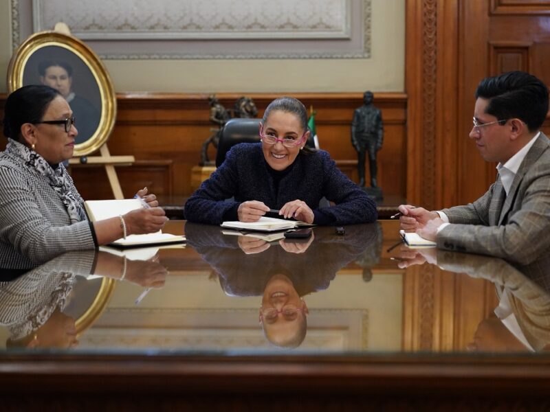 Sheinbaum conversa con el Papa León XIV y lo convoca a visitar México