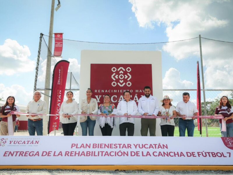 Gobierno de Yucatán entrega cancha de futbol en Xocchel