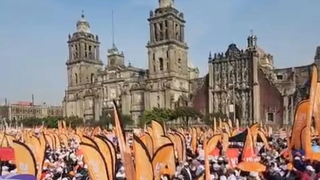 Miles llenan el Zócalo para celebrar con Sheinbaum 7 años de la 4T