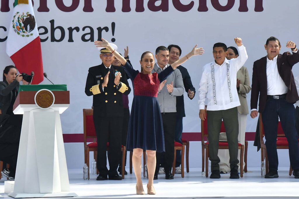 Sheinbaum celebra 7 años de la 4T ante una multitud histórica en CDMX