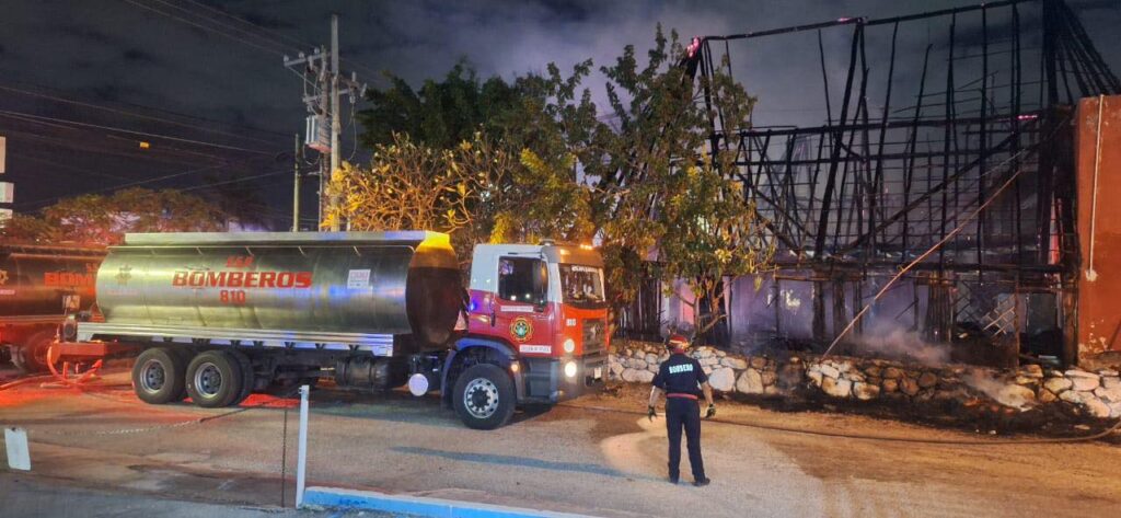 Incendio consume restaurante de palapas en Zona Dorada II de Mérida