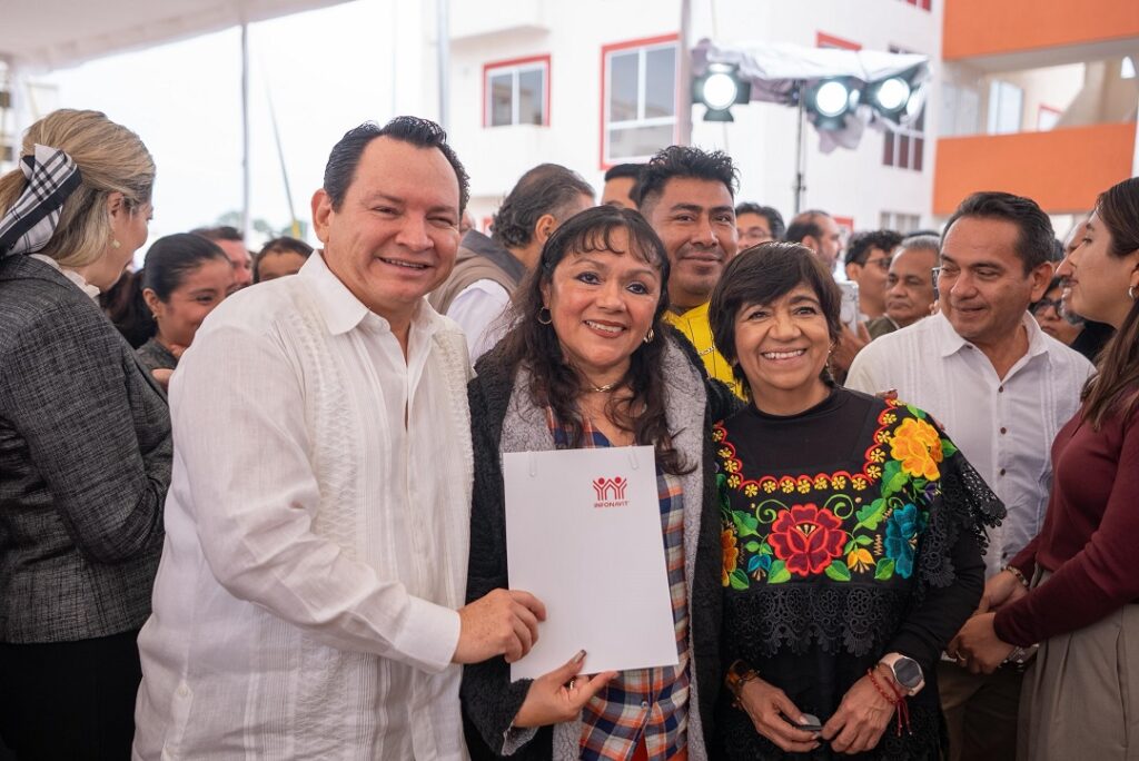 Infonavit entrega liberaciones de escrituras en Yucatán