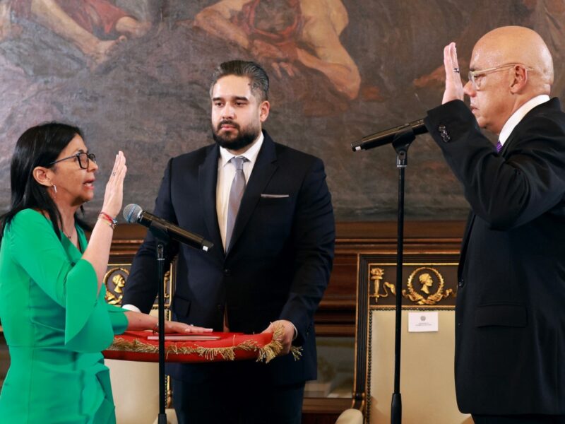 Venezuela jura a su primera presidenta en medio de una crisis internacional