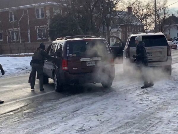 Mujer fallece tras disparos de agente del ICE durante redada en Minneapolis