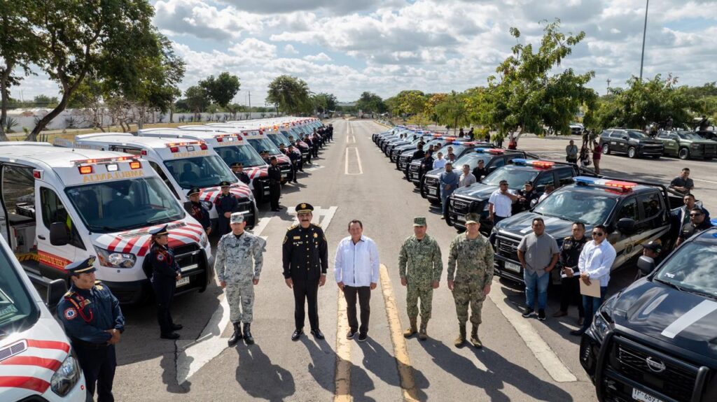 Entregan ambulancias y patrullas a municipios de Yucatán