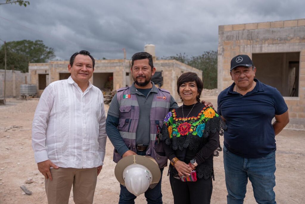 Díaz Mena y Sedatu constatan construcción de 300 viviendas en Yucatán