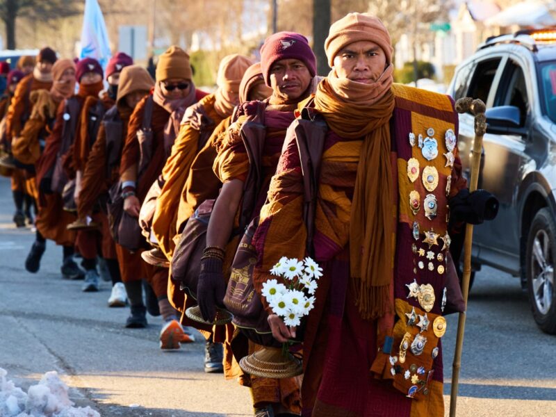 Monjes budistas recorren 3,700 kilómetros por la paz en EU