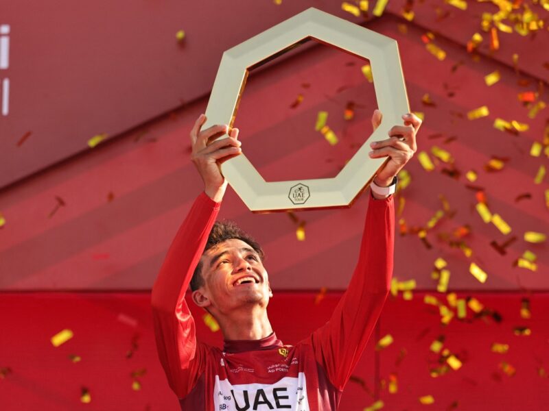 Isaac Del Toro gana el tour de Emiratos Árabes Unidos