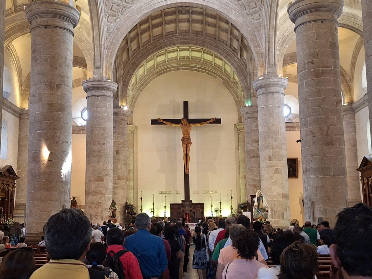 Fieles inician la cuaresma en la Catedral de San Ildefonso