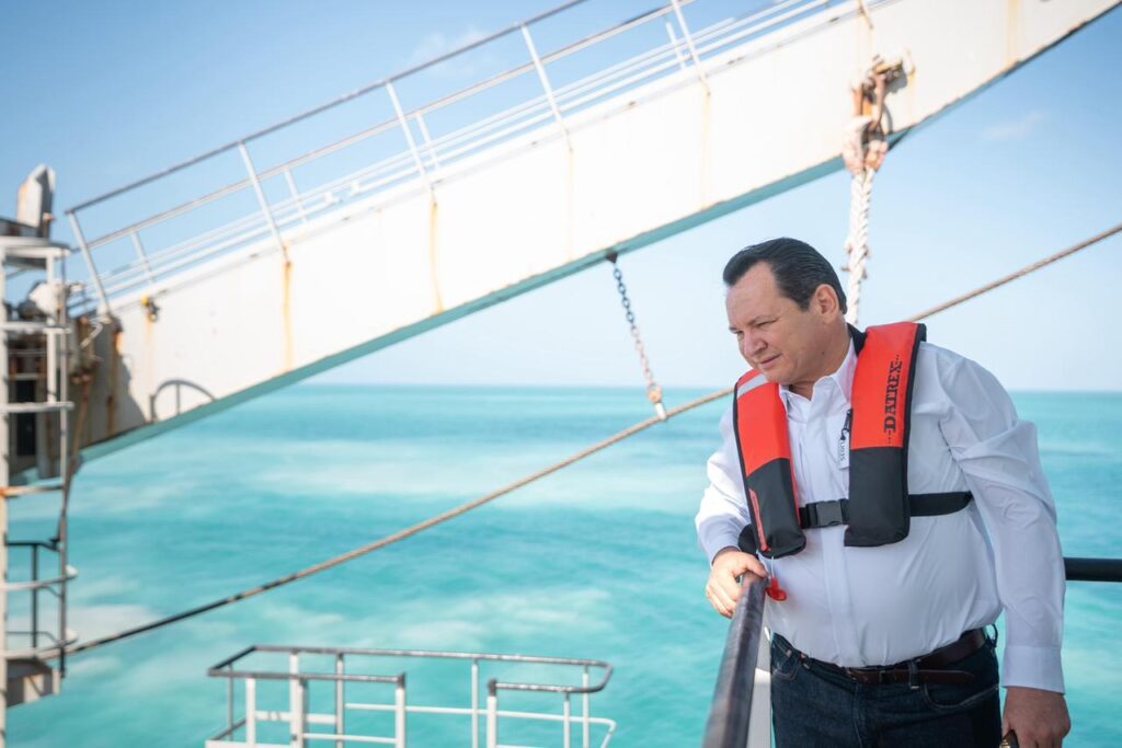 Díaz Mena supervisa modernización del Puerto de Altura de Progreso